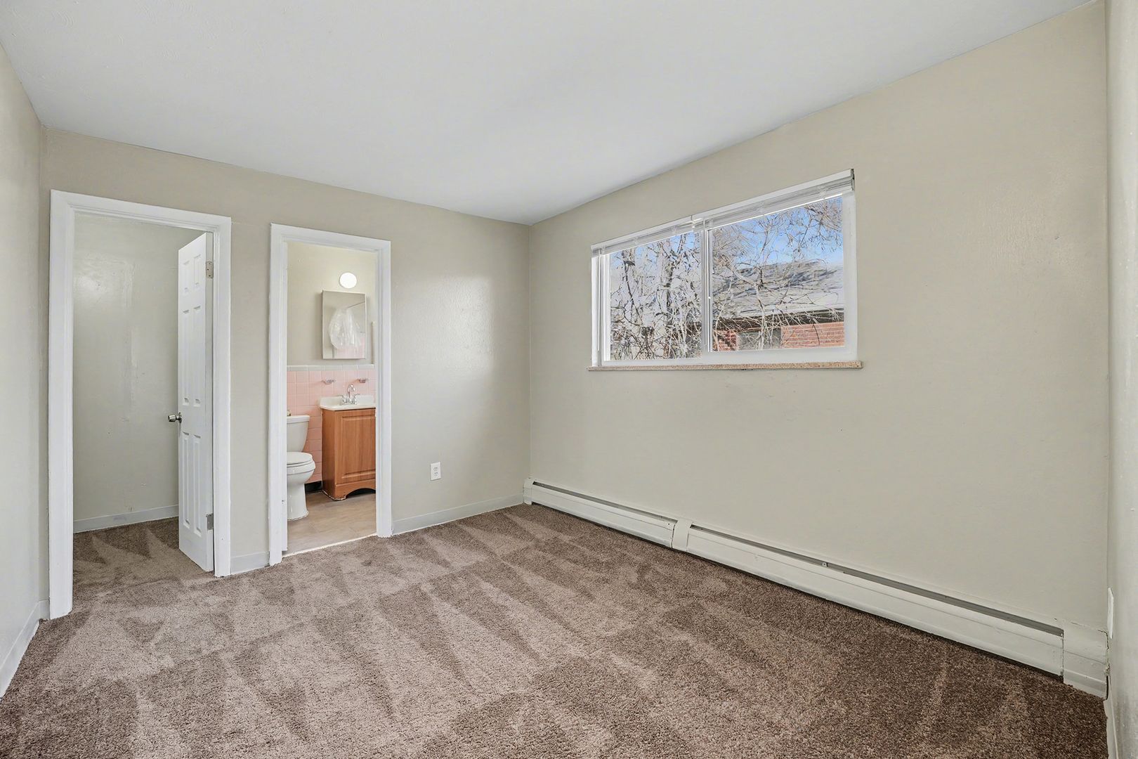 Aurora Apartment: 1951 Clinton Street