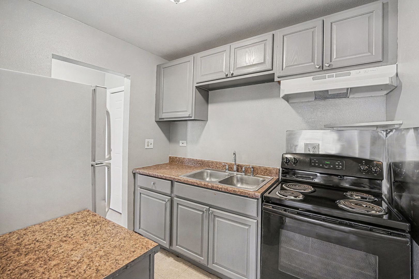 Aurora Apartment: 1600 Clinton Street