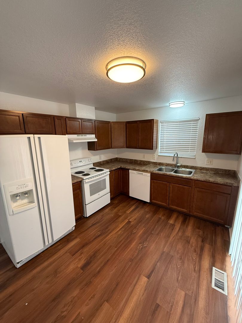 Aurora Apartment: 27 Lansing Street