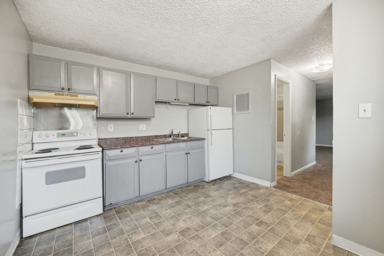 Aurora Apartment: 1908 Clinton Street