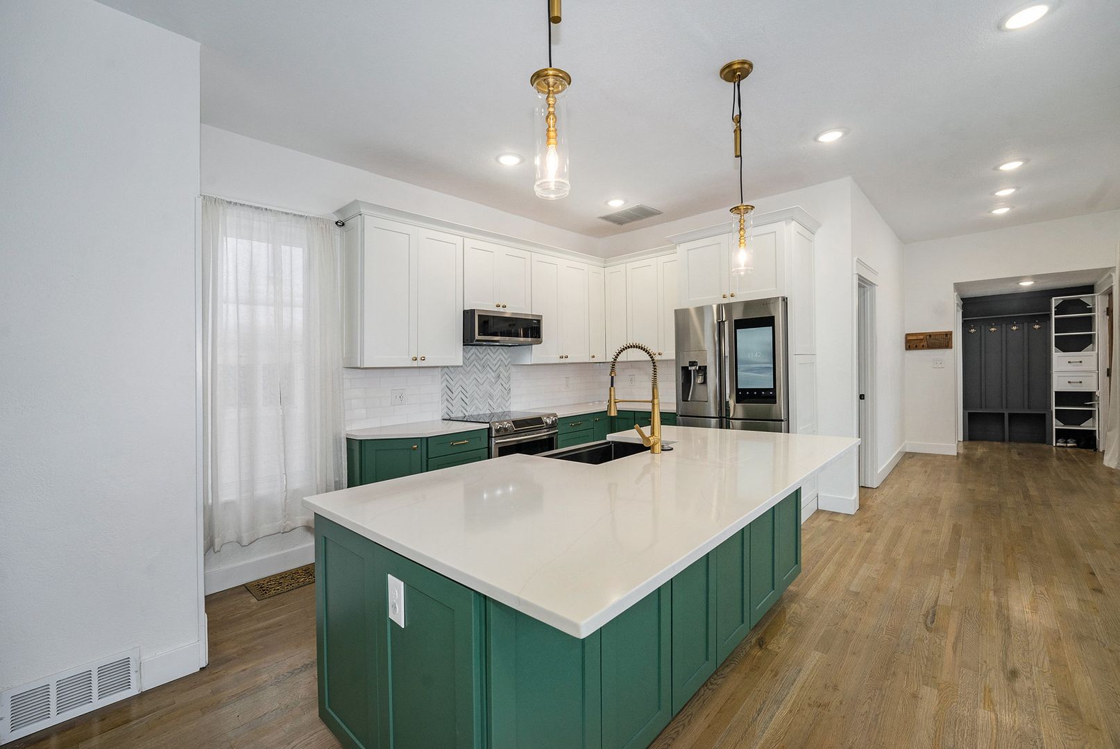 Edgewater House: 2573 Chase Street