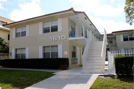 No Application Fee - First Month FREE and Special Deposit of $995 w/ approved credit! Charming 1-bedroom, 1-bath apartment in a prime Fort Lauderdale location, just minutes from Las Olas, the beach, top restaurants, breweries, coffee shops, and boutique s – photo 1