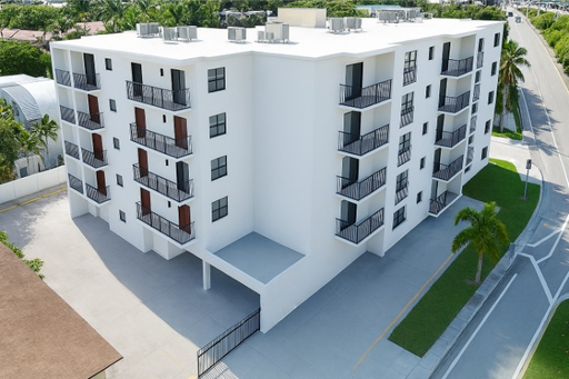 Stunning 1BD/1.5BA Apartment in the Heart of Miami – WASHER and DRYER in unit - $0 Application fee special - $995 First Month and $995 deposit with approved credit! – photo 1