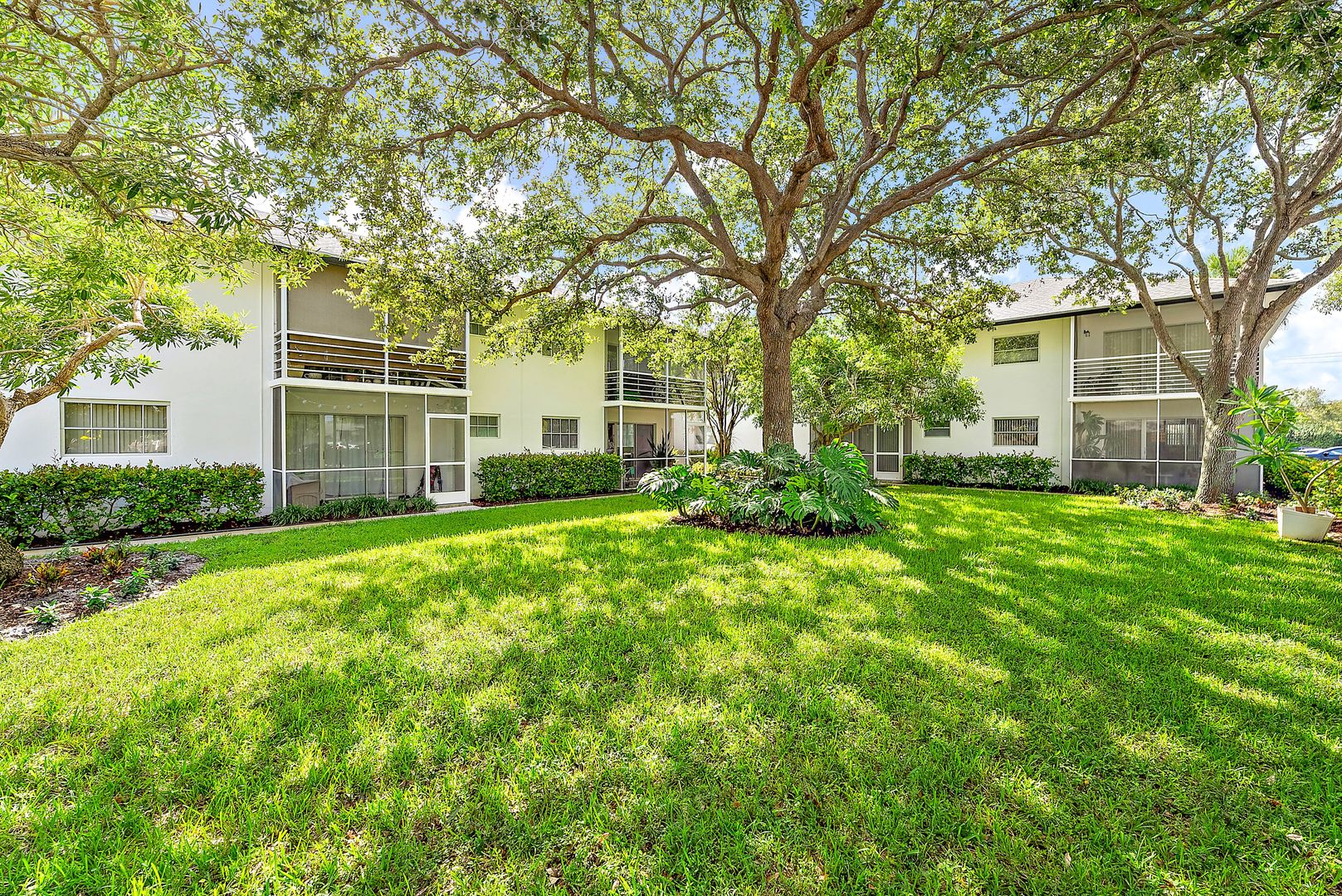 Jupiter Apartment: 360 Fiesta Ave