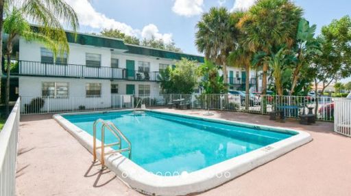 The Perfect 1/1 in Pembroke Pines. Amazing location! New Kitchen! $995 First Month and Special deposit of $995 w/ approved credit – photo 1