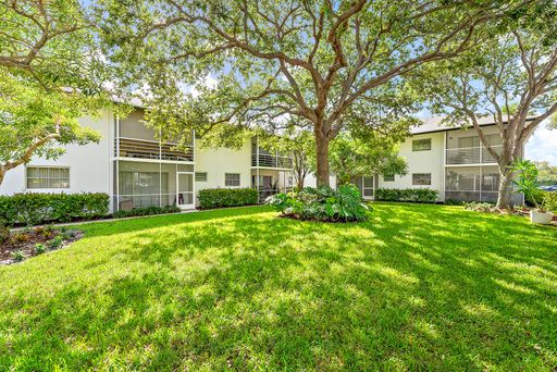 Close to the Waterfront, restaurants, and an All American Neighborhood - Washer and Dryer in unit! The perfect 2/1 in Jupiter! $995 Sec dep with approved credit! – photo 1