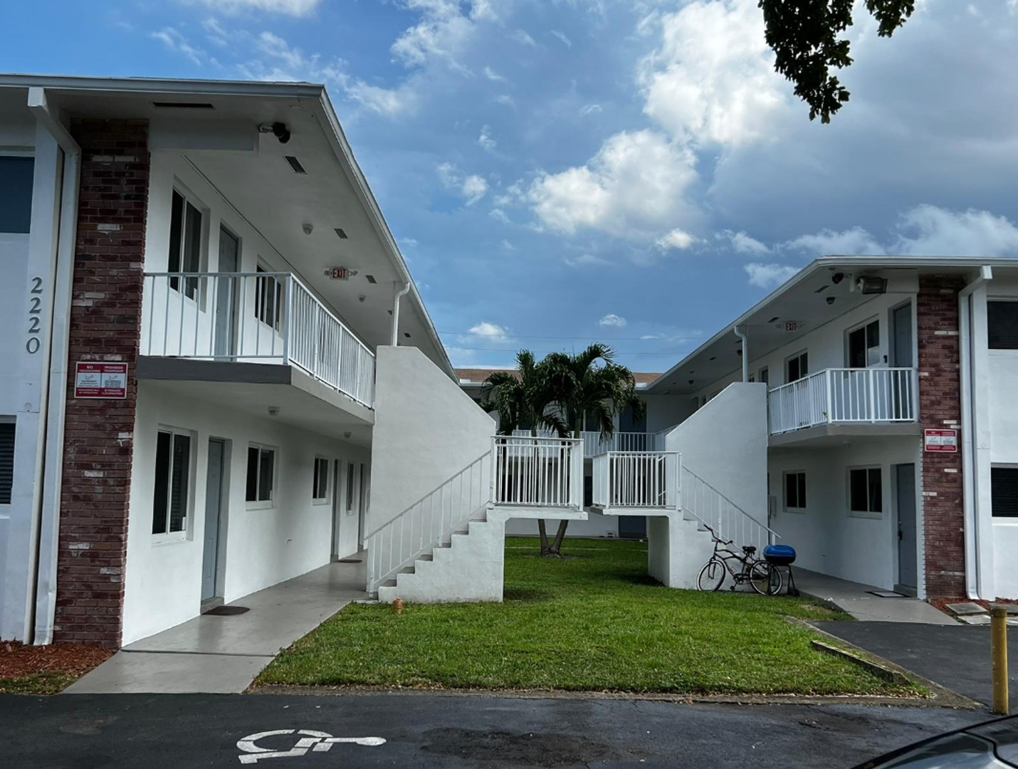 Hollywood Apartment: 2220 Madison St