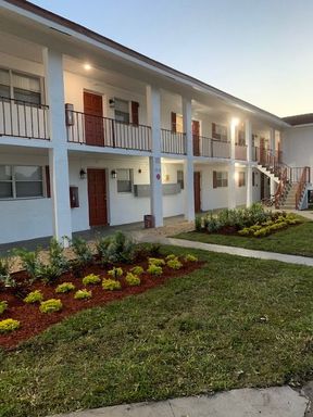 Fully remodeled and modern, Washer n Dryer IN UNIT, Patio Balcony and Stainless kitchen - the perfect 2/2 – photo 1
