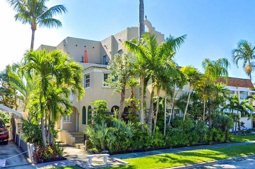 Special Deposit $995 w/ approved credit! Studio Overlooking the Intercostal with Outside Patios, New Kitchen and Bathroom, Free onsite parking! Live like the millionaires without the price!