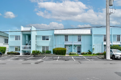 Amazing opportunity to rent in the heart of Lighthouse Point! This beautiful 2 bedroom 1.5 bathroom is located in a prime location! Washer and Dryer in Unit!