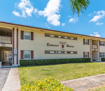 $995 Special Deposit and $995 First Month Rent w/ approved credit! The perfect 2/1 in Hollywood. Amazing location! – photo 1