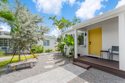 Special Deposit $995 w/ approved credit! Charming STUDIO w full kitchen and bathroom in small gated community in Hollywood - Furnished option available for an additional $65/month. – photo 1
