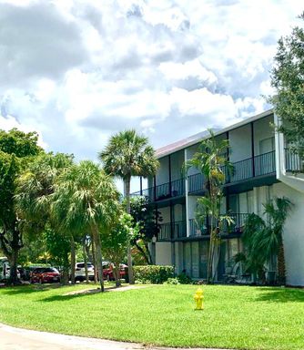 $995 Deposit w/ approved credit on this Great Neighborhood and location - WASHER and DRYER in unit - LARGE AND SPACIOUS 2 STORY 1 BEDROOM PENTHOUSE 1/1.5 in Coral Springs! – photo 1