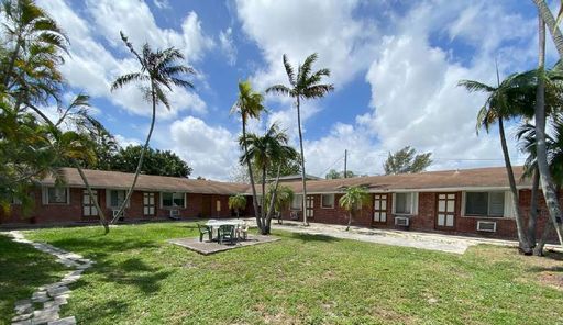 Large 1BR/1BA near Dowdy Park & Downtown Hollywood — spacious floorplan, parking, onsite laundry, walk to restaurants, parks & nightlife — limited-time $995 security deposit special for qualified applicants – photo 1