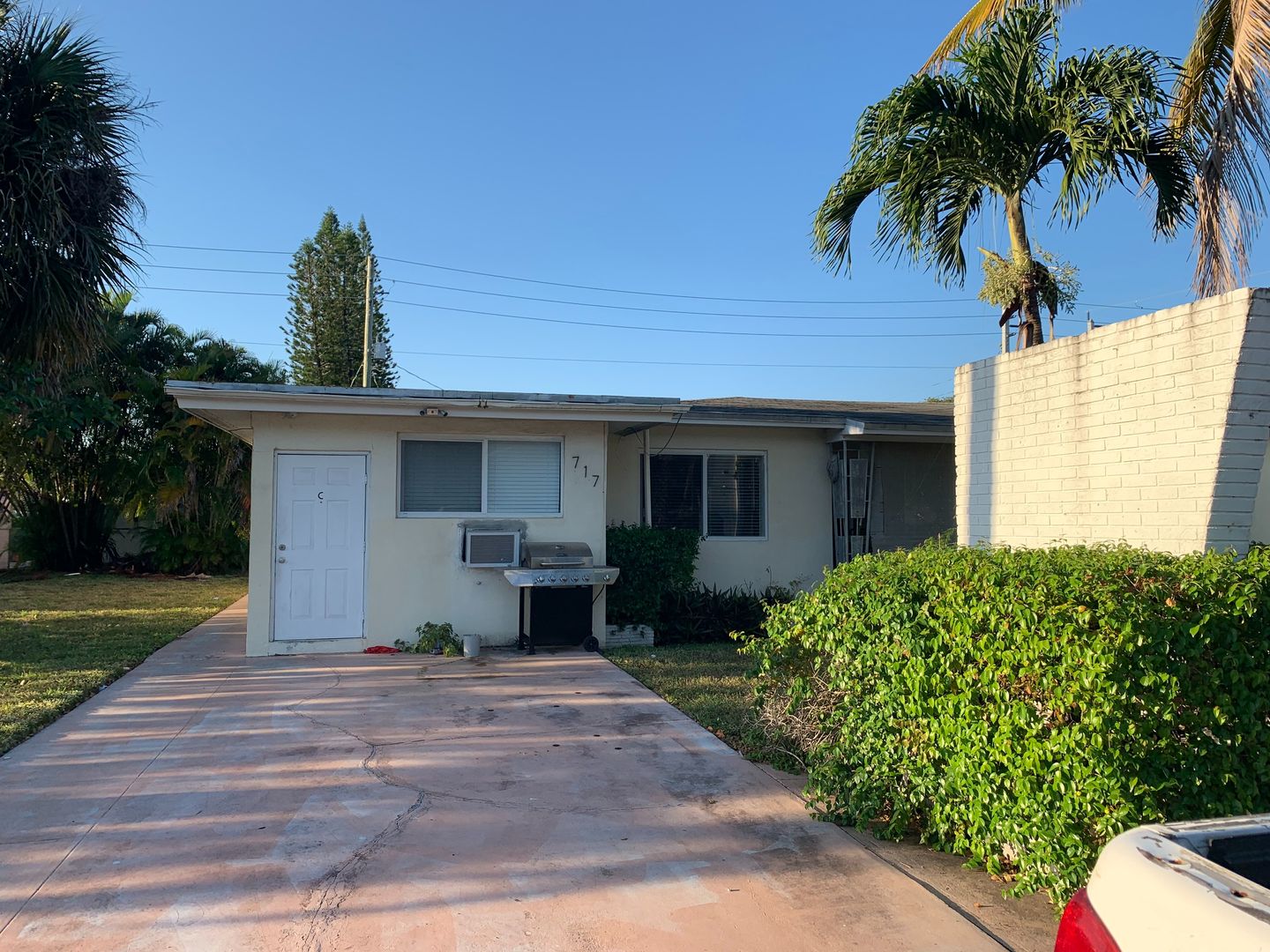 Hallandale Apartment: 717 NE 10 ST