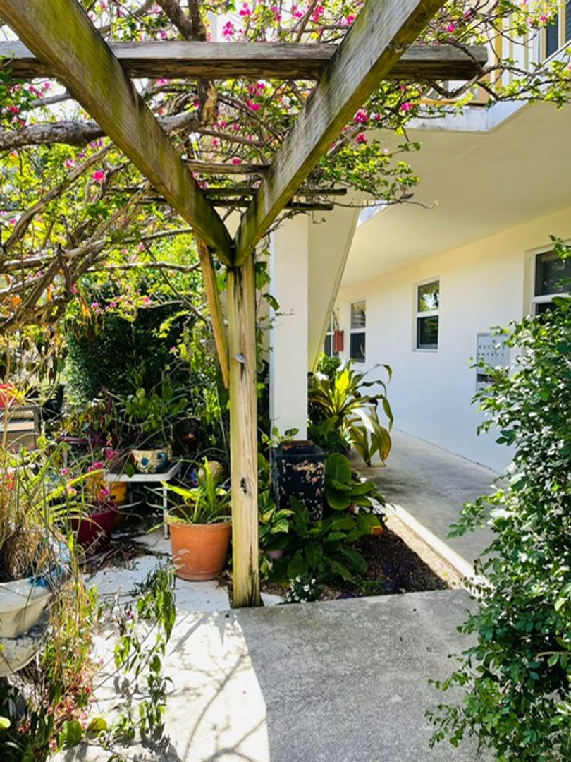 Lake Worth Apartment: 1609 S Federal Hwy