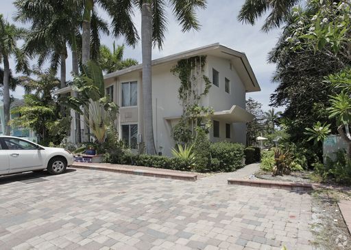 Special Deposit $995 w/ approved credit! Bigger than a house 2/2 on Waterfront with Pool - Las Olas Isles - walk to Las Olas, Beach in the Best Neighborhood and location in Ft Lauderdale - Oversize 2/2 in Las Olas Isle location! – photo 1