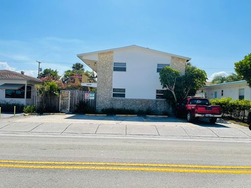 $995 First Month and Special deposit of $995 w/ approved credit! Perfect location Renovated 2/2 in Lake Worth Beach! – photo 1