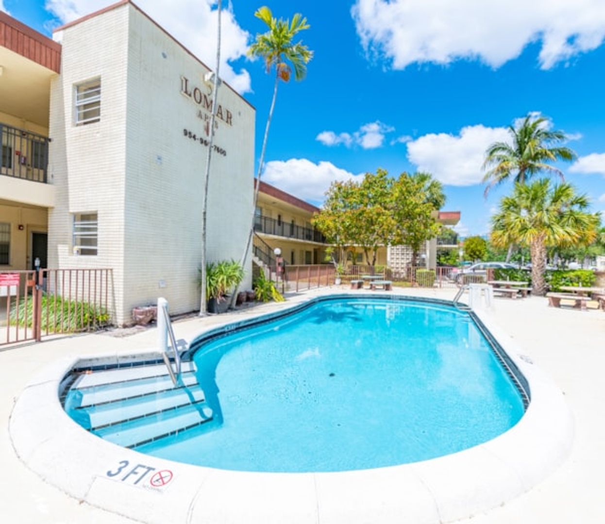 Hollywood Apartment: 500 S Crescent Dr