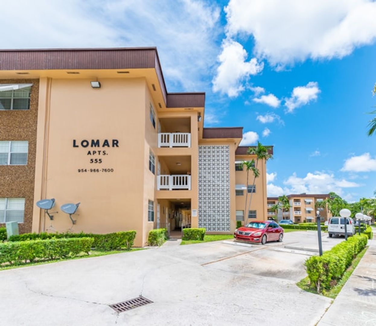 Hollywood Apartment: 555 S Luna Ct