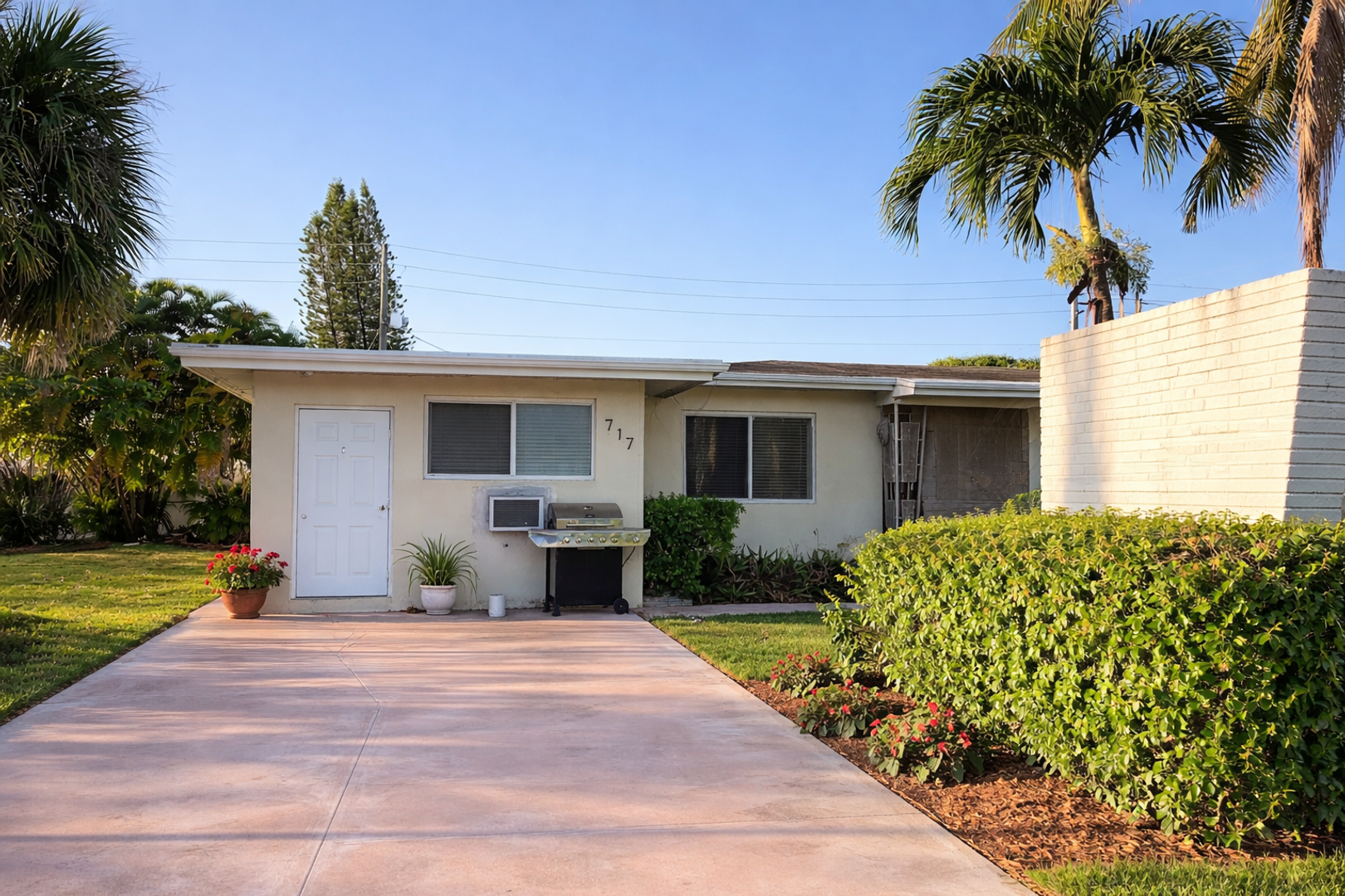 Hallandale Beach Apartment: 717 NE 10 ST