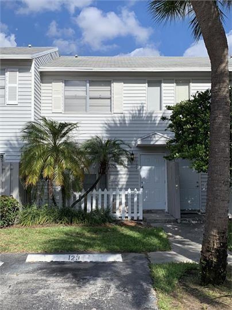 Pompano Beach Townhome: 125 SW 3rd St