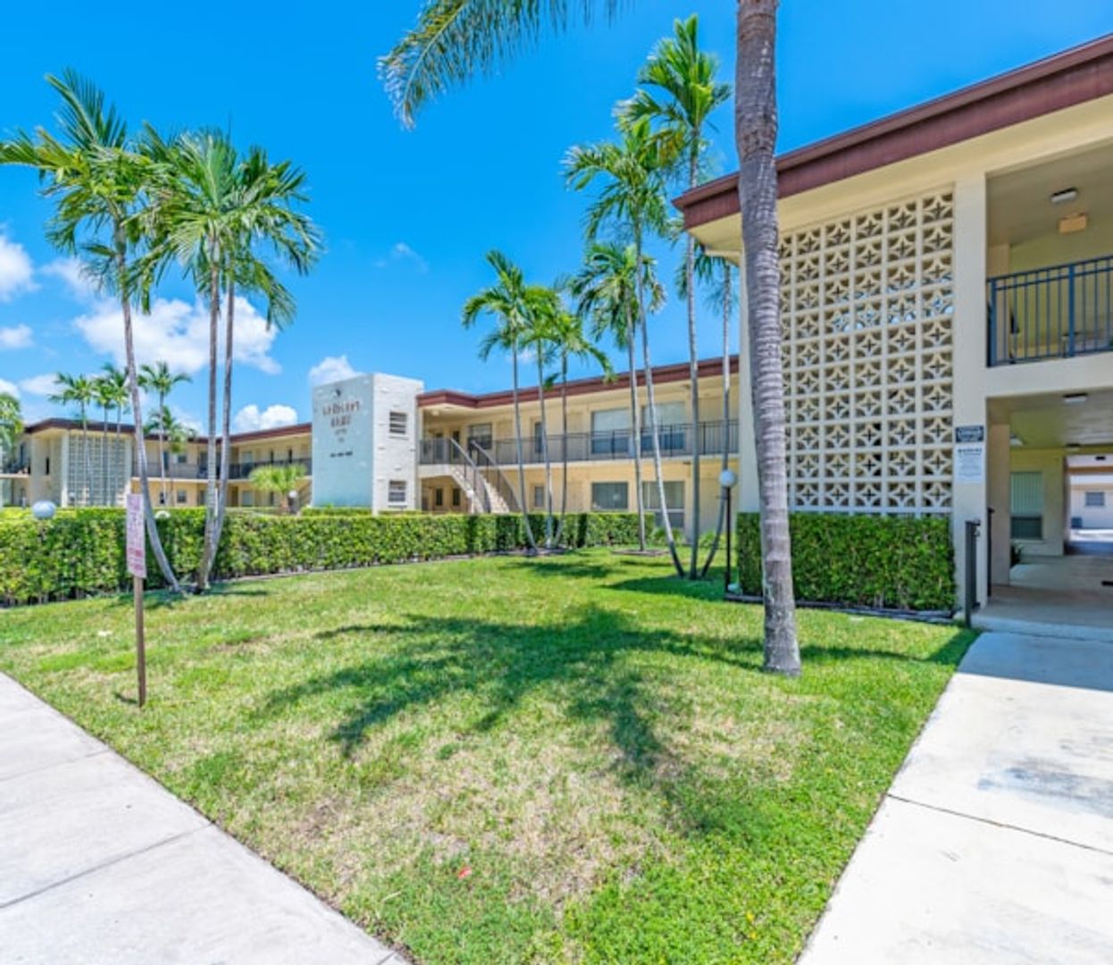 Hollywood Apartment: 315 S Crescent Dr