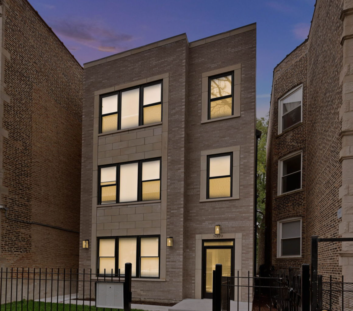 Chicago Apartment: 5019 S Indiana Ave