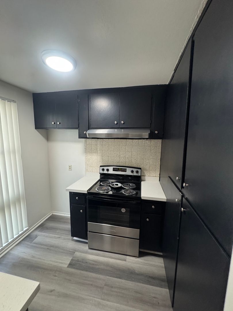 Los Angeles Apartment: 6636 N Crescent