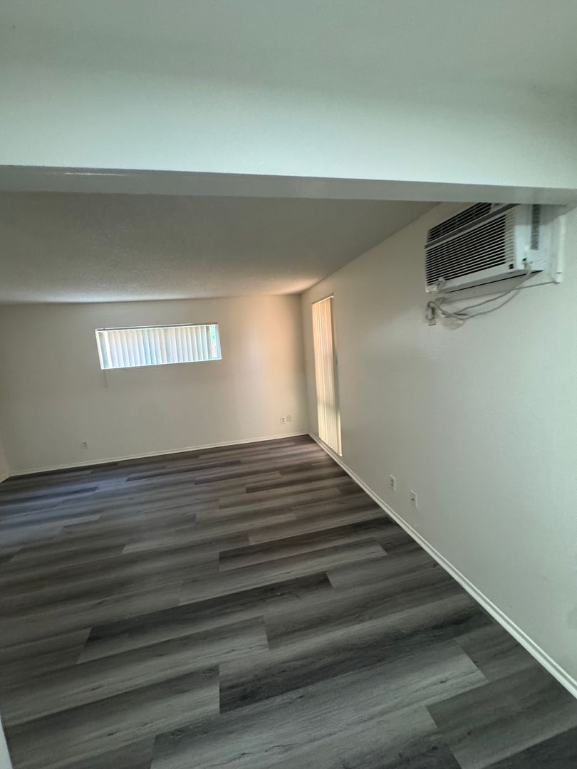 Los Angeles Apartment: 6636 N Crescent