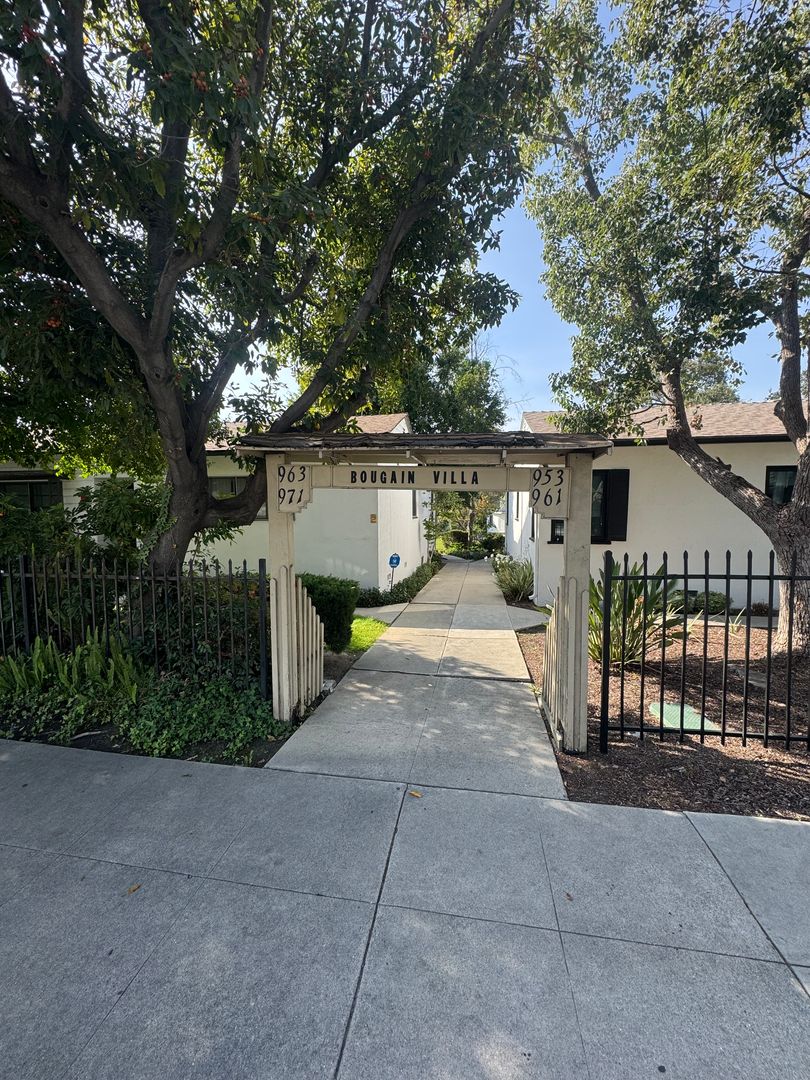 Pasadena Apartment: 963 Marengo