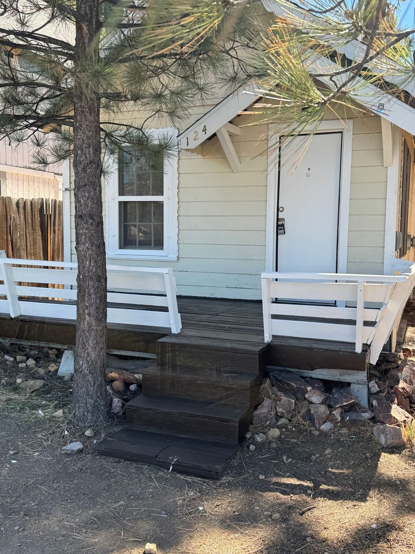 Big Bear House: 124 W Sherwood