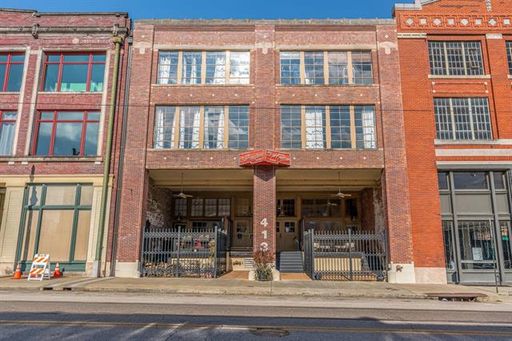 1/2 OFF FIRST Full MONTH!! Amazing studio in the William Farrington Buildiing. UTILITIES INCLUDED EXCLUDES CABLE AND INTERNET. Pets not allowed. One car parking in garage included. – photo 1