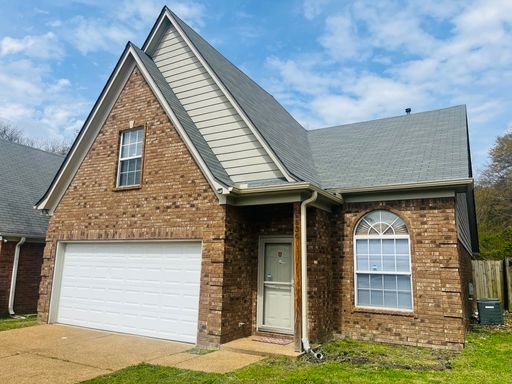3BR/2.5BA near Shelby Farms. No CARPET! Small pets allowed. – photo 1