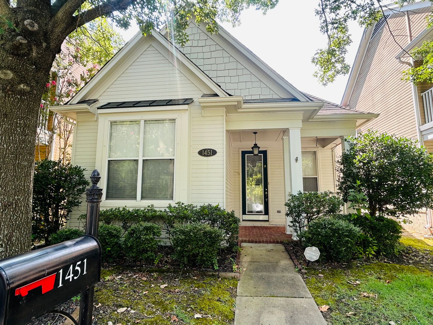 Memphis House: 1451 Down River Dr