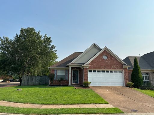 Lovely Cordova home. Fresh Paint and New Carpet! Fenced backyard and eat in kitchen. Pets are welcome, fees apply. – photo 1