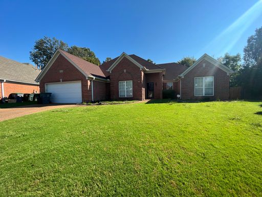 Fenced in back yard! Split bedroom floor plan! Pets are owner's approval, fees do apply. – photo 1