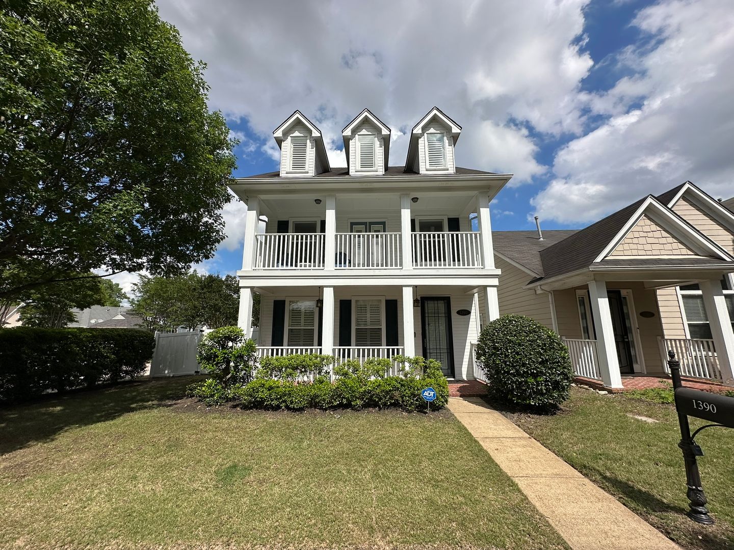 Memphis House: 1390 Island Town Dr