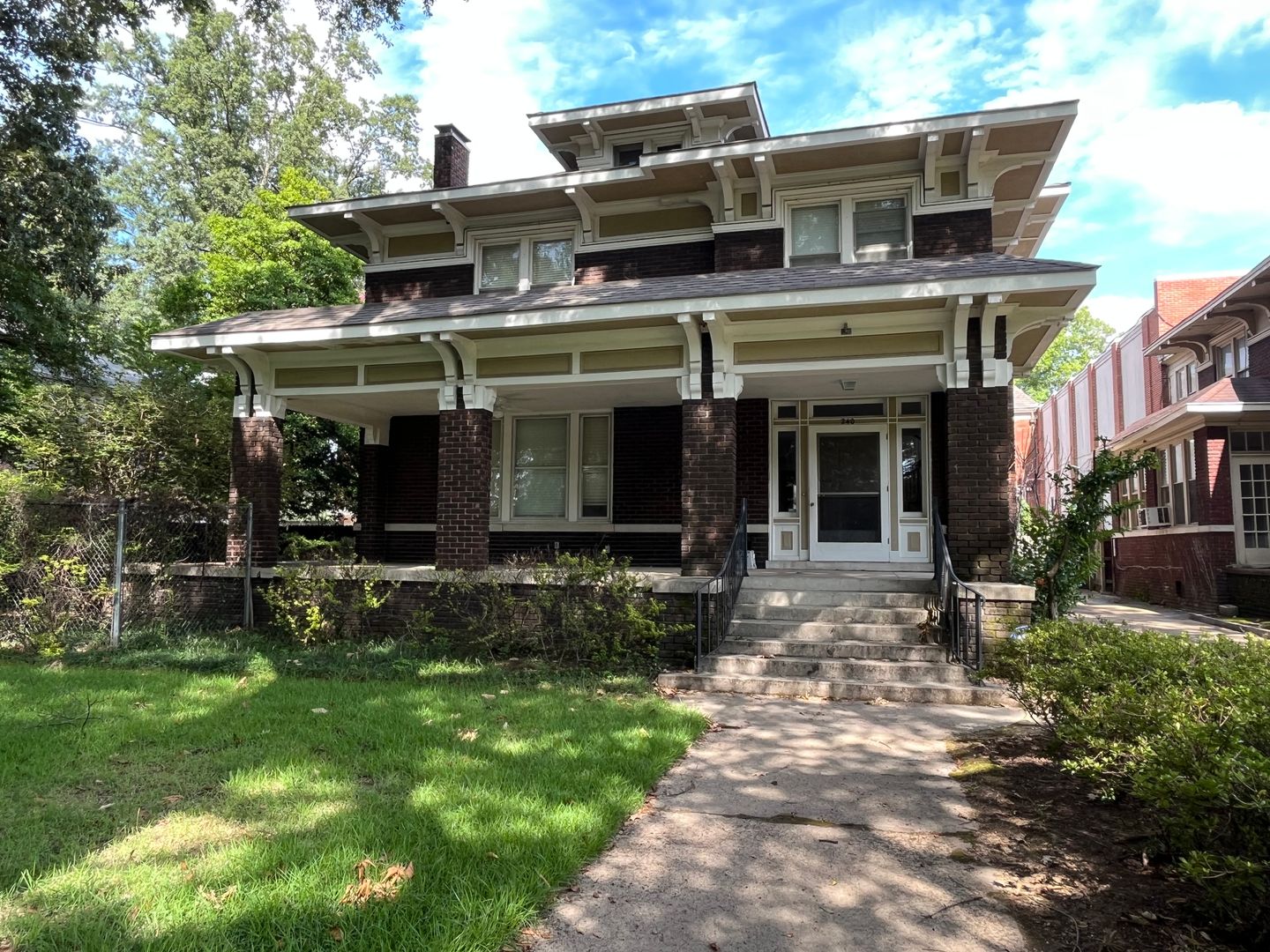 Memphis House: 240 S Belvedere Blvd