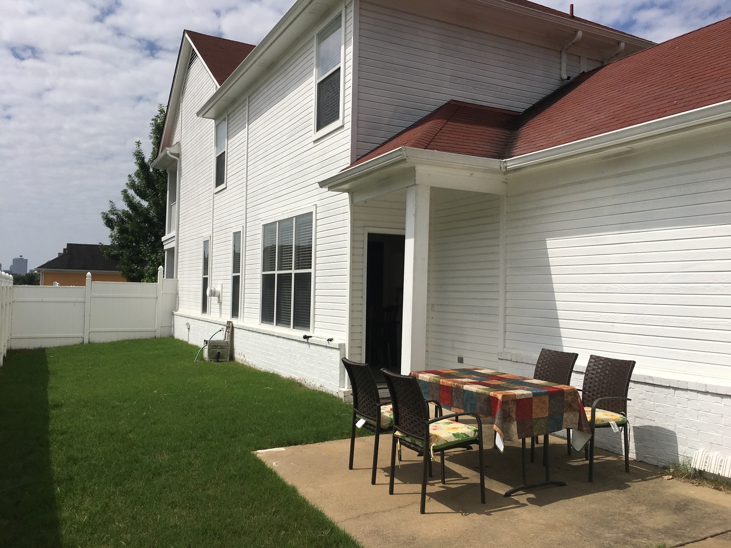 Memphis House: 198 Island Bluff