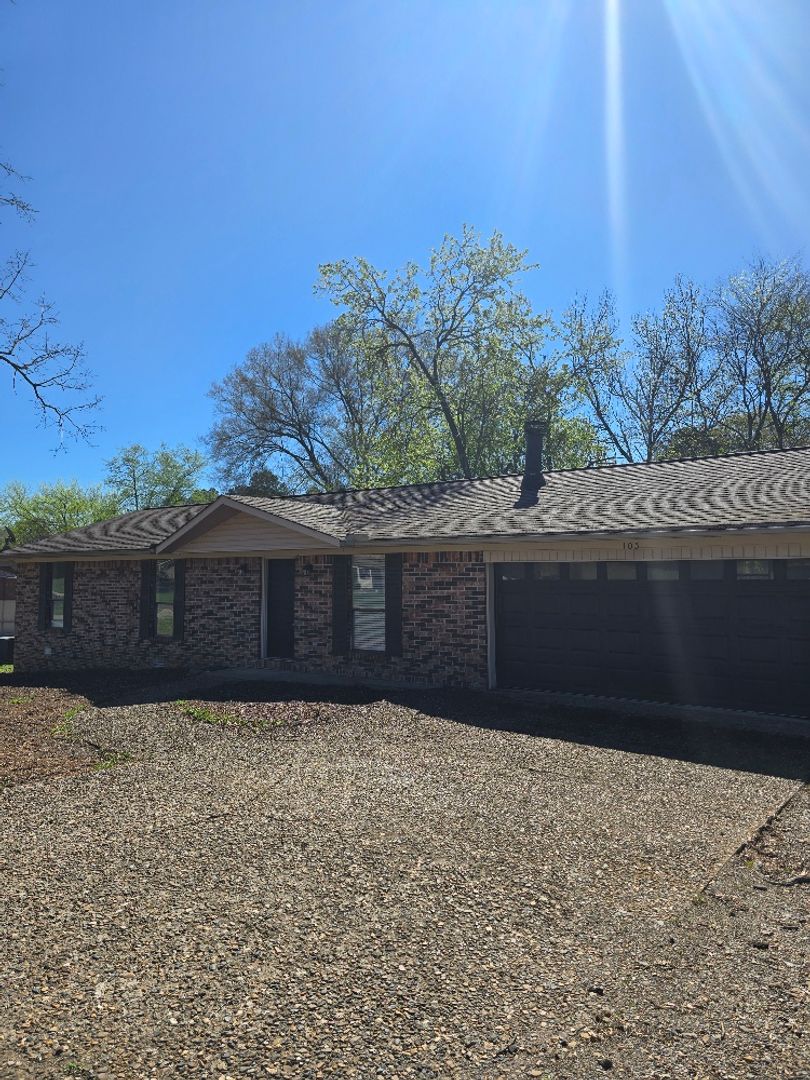 Hot Springs House: 105 Longleaf Court