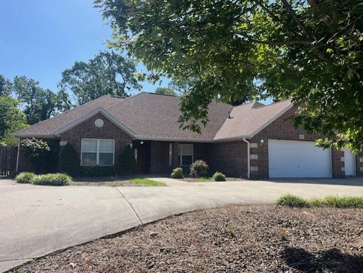 Bentonville 4 bedroom 3 car garage home near trails & Bentonville Square! – photo 1