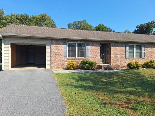Duplex located in private and peaceful neighborhood close to Chapman Hwy – photo 1