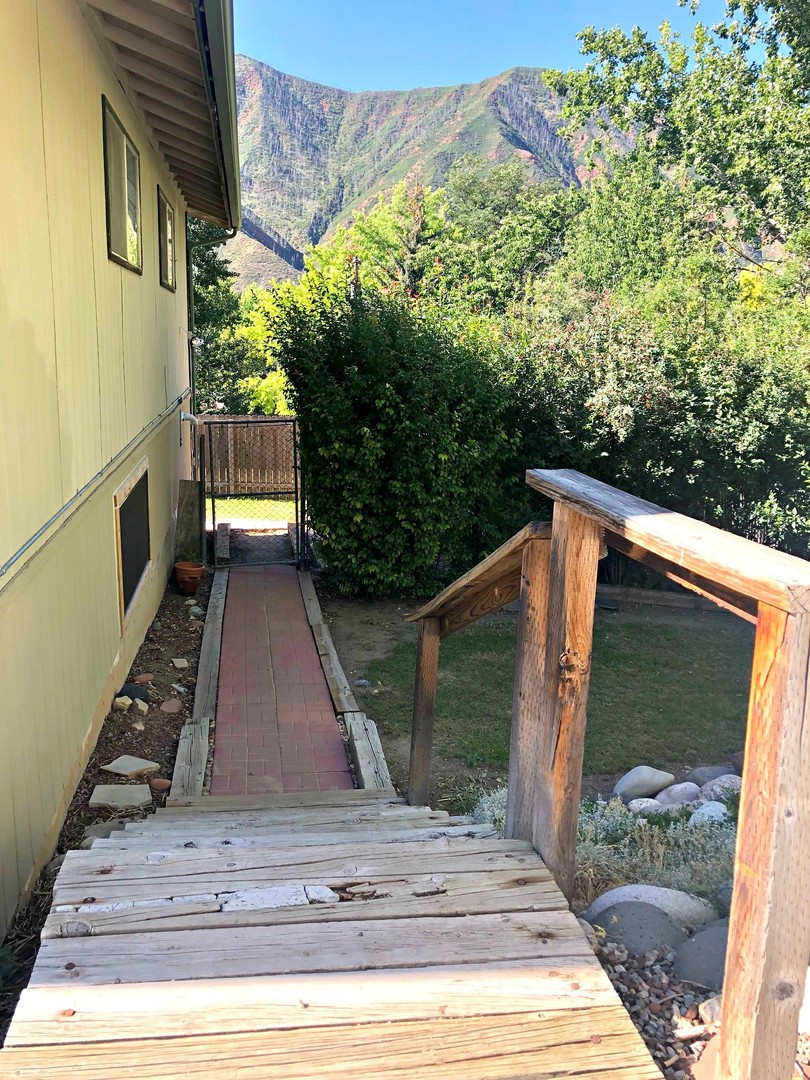 Glenwood Springs House: 266 Mountain Shadows