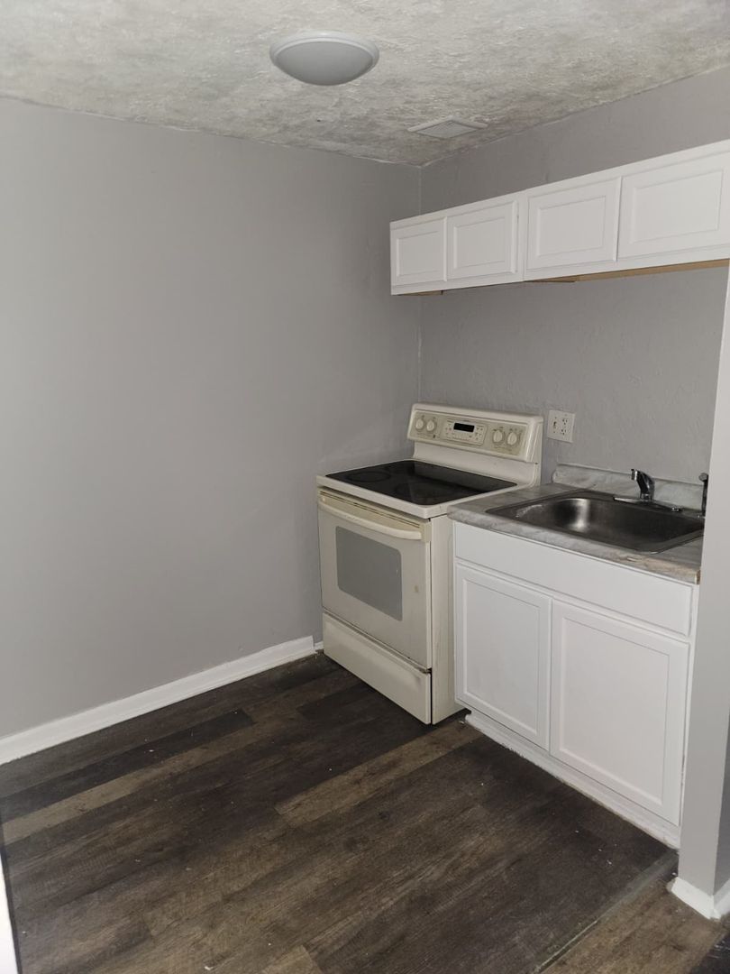 East Cleveland Apartment: 13540 Superior Rd