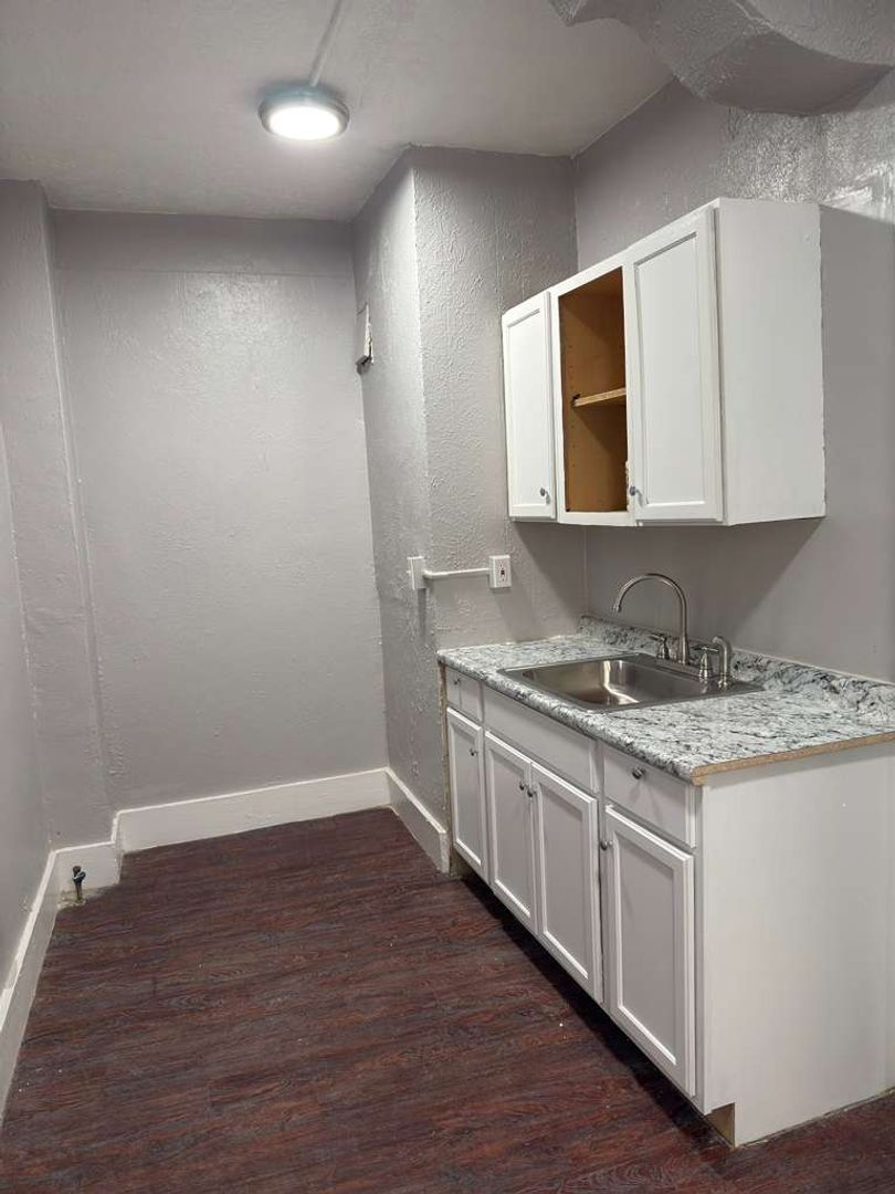 Cleveland Apartment: 1374 West Blvd