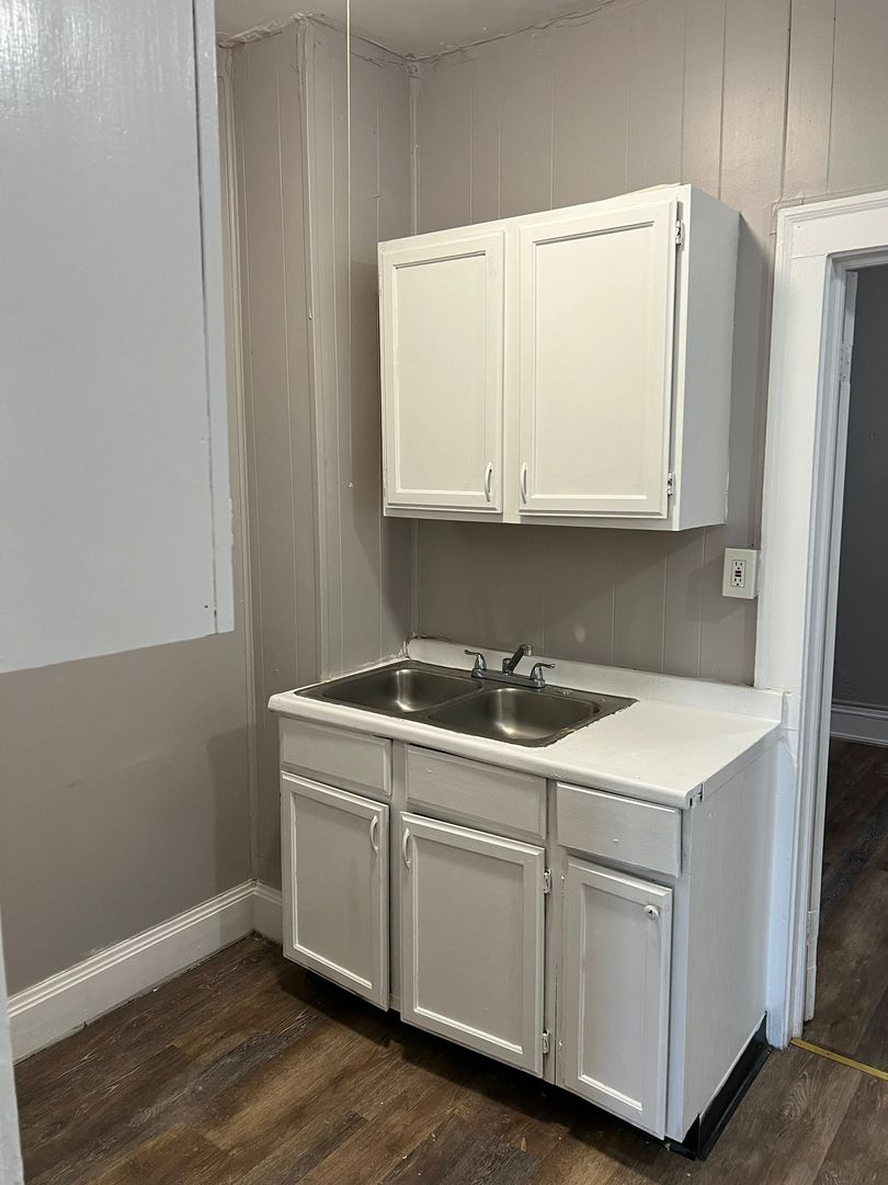 Cleveland Apartment: 1374 West Blvd