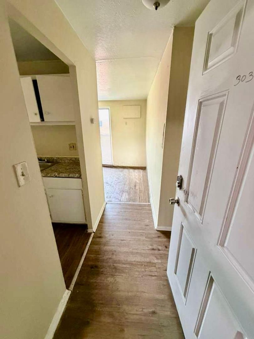 East Cleveland Apartment: 14835 Euclid Ave