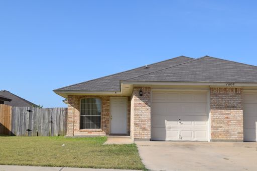 Don't miss out on this large 3 bedroom 2 bath Doplex! – photo 1