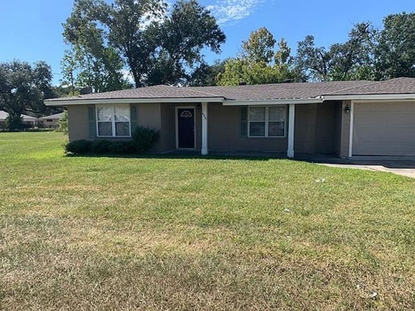 Lake Charles House: 4906 Common Street